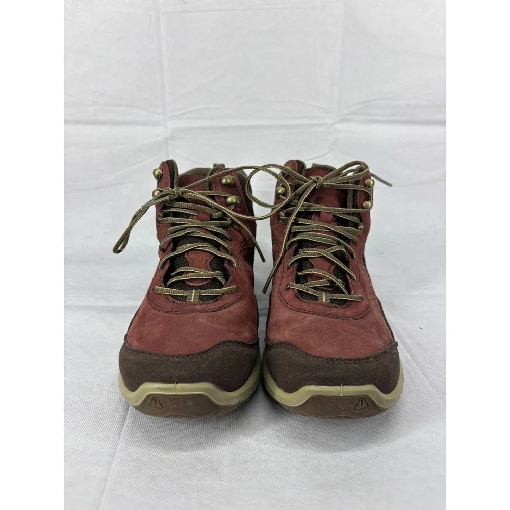 Keen women explorer